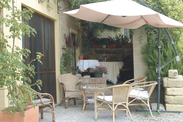 La Gatta - Cortile e scala ingresso